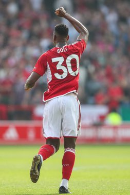 Nottingham Ormanı 'ndan Willy Boly, İngiltere' nin Nottingham şehrinde oynanan Premier Lig maçı Nottingham Forest 'a karşı Chelsea maçında 1-1' lik galibiyetini kutluyor.