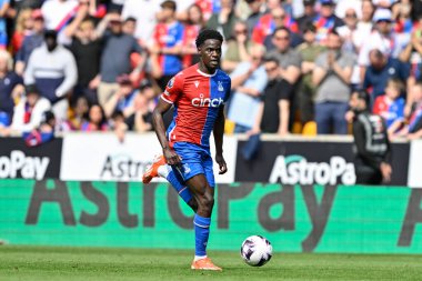 Kristal Saray 'dan Naouirou Ahamada, Premier Lig karşılaşması sırasında Wolverhampton Wanderers, Molineux, Wolverhampton, İngiltere' deki Crystal Palace 'a karşı 11 Mayıs 2024' te topla ilerliyor. 