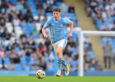 Manchester City 'den Kian Noble 10 Mayıs 2024 tarihinde Etihad Stadyumu' nda oynanan FA Gençler Kupası final maçında Leeds United 'a karşı mücadele ediyor. 