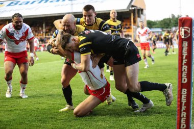 Castleford Tigers 'dan Sam Wood, 11. Betfred Süper Ligi karşılaşmasında St. Helens' in 11. Raundu 'nda St. Helens' e karşı oynadığı The Mend-A-Hose Jungle, Castleford, İngiltere, 10 Mayıs 2024 'te Stleford' da gol çizgisinde Waqa Blake 'i durdurdu. 