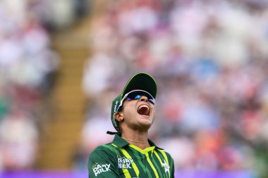 Pakistan 'dan Sidra Amin, İngiltere' den Danielle Gibson 'ın 11 Mayıs 2024' te Pakistan 'dan İngiliz Waheeda Akhtar' a karşı oynanan 1. 