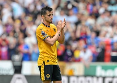 Wolverhampton Wanderers takımından Pablo Sarabia, İngiltere 'nin Wolverhampton kentinde oynanan Premier League karşılaşmasında taraftarlarını alkışlıyor. 