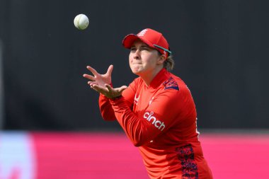 İngiltere 1. T20 Uluslararası karşılaşmasında İngiltere 'den Alice Capsey 11 Mayıs 2024' te Edgbaston, Birmingham, İngiltere 'de Pakistan' lı kadınlara karşı. 