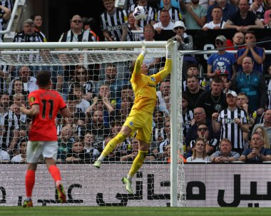 Brighton & Hove Albion 'dan Bart Verbruggen, Premier Lig maçı Newcastle United - Brighton ve Hove Albion maçlarında 11 Mayıs 2024' te St. James 's Park, Newcastle, İngiltere' de topu barın üzerine koydu. 