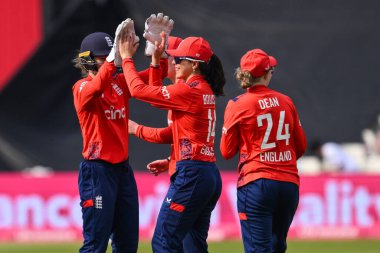 İngiltere 'den Maia Bouchier, 11 Mayıs 2024' te Edgbaston, Birmingham, Birleşik Krallık 'ta oynanan 1. T20 Uluslararası karşılaşmasında Pakistan' lı Nida Dar 'ın yakalanmasını kutluyor. 