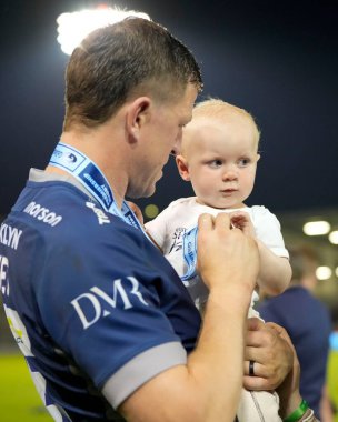 Sale Sharks, Gallagher Premiership maçında Sharks için oynadığı son maçta Salford Community Stadyumu, Eccles, Birleşik Krallık 'ta Sale Sharks vs Leicester Tigers maçında çocuğuyla tam geri döndü. 