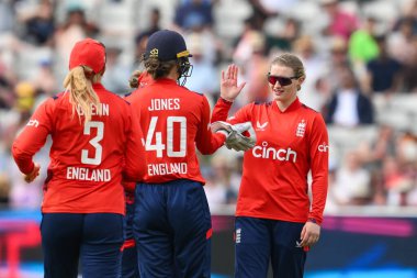 İngiltere 'den Charlie Dean Pakistan' dan Sadaf Shamas 'ın kalesini alan 11 Mayıs 2024 tarihinde İngiltere' nin Edgbaston, Birmingham, Birleşik Krallık 'ta Pakistan' lı kadınlara karşı oynadığı 1. 