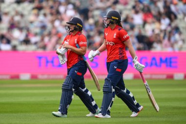 İngiltere 'den Danielle Gibson ve İngiltere' den Sophie Ecclestone, İngiltere 'nin Birinci T20 Uluslararası Maçı' nın sonunda Edgbaston, Birmingham, Birleşik Krallık 'ta İngiliz kadınlara karşı oynanan Pakistan maçında sahadan ayrıldılar. 