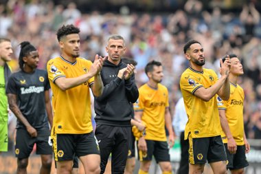 Wolverhampton Wanderers 'ın Gary O' Neil teknik direktörü 11 Mayıs 2024 'te İngiltere' nin Molineux kentinde oynanan Premier League maçında Wolverhampton Wanderers - Crystal Palace maçında taraftarlarını alkışlamak için takımına katıldı. 
