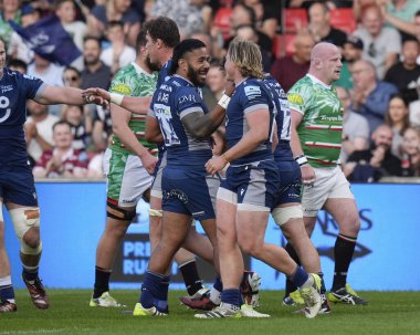 Satış köpekbalığı merkezi Manu Tuilagi ce3lebrates Gallagher Premiership maçında golcü fahişe Tommy Taylor ile Salford Halk Stadyumu 'nda köpekbalıkları Leicester Tigers' a karşı, Eccles, İngiltere, 10 Mayıs 2024 