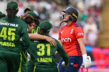 Pakistan 'dan Sidra Amin, İngiltere' den Danielle Gibson 'ın 11 Mayıs 2024' te Pakistan 'dan İngiliz Waheeda Akhtar' a karşı oynanan 1. 