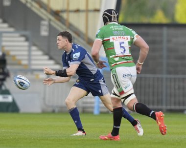 Sale Sharks 'ın tam geri koşucusu Sam James topu Gallagher Premiership maçında Salford Community Stadyumu' nda Satış Köpekbalıkları Leicester Tigers 'a karşı 10 Mayıs 2024' te geçiyor. 