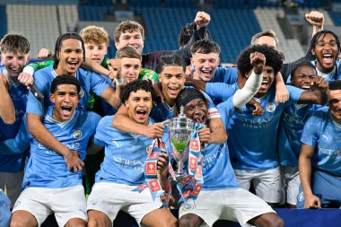 Manchester City, Manchester, İngiltere 'deki Etihad Stadyumu' nda oynanan Manchester City - Leeds United FA Gençlik Kupası final maçında kazandığı galibiyet üzerine Gençlik Kupası 'nı kaldırdı. 