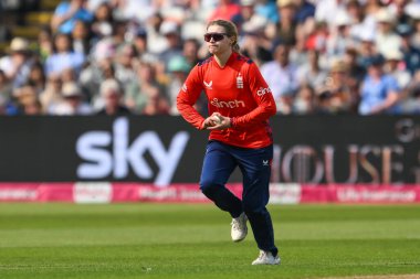 İngiltere 'den Charlie Dean, İngiltere' nin 11 Mayıs 2024 'te Edgbaston, Birmingham, İngiltere' de Pakistan 'a karşı oynadığı 1. 