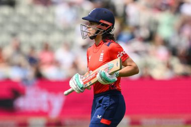 İngiltere 'den Maia Bouchier, Pakistan' dan Nida Dar 'ı, Pakistan' dan Waheeda Akhtar 'ın 11 Mayıs 2024 tarihinde İngiltere' nin Edgbaston, Birmingham, Birleşik Krallık 'ta Pakistan' a karşı oynadığı 1. 