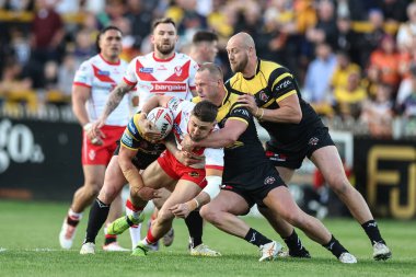 St. Helens takımından Tommy Makinson, Castleford Tigers 'dan Joe Westerman' a karşı 11. Betfred Süper Lig karşılaşmasında Castleford Tigers St. Helens 'e karşı The Mend-A-Hose Jungle, Castleford, İngiltere, 10 Mayıs 2024 