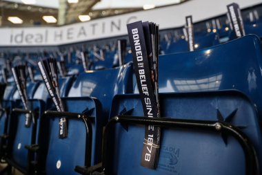 The Hawthorns, West Bromwich, İngiltere 'de 12 Mayıs 2024' te oynanan yarı final yarı final yarı final ilk bacak maçının önünde kağıt çırpışları var. 