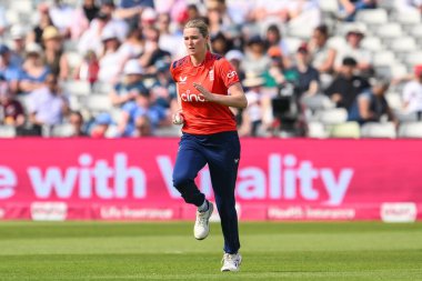 İngiltere 'nin Lauren Bell' i, İngiltere 'nin 11 Mayıs 2024' te Edgbaston, Birmingham, İngiltere 'de Pakistan' a karşı oynadığı 1. 