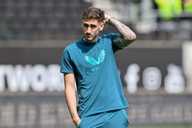 Wolverhampton Wanderers takımından Santiago Bueno, Premier League maçında Wolverhampton Wanderers ile Molineux, Wolverhampton, Birleşik Krallık 'ta 11 Mayıs 2024' te oynanan Crystal Palace maçında sahayı teftiş ediyor. 