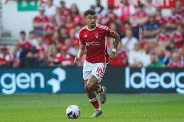 Nottingham Ormanı 'ndan Morgan Gibbs-White, Nottingham Forest' ın Chelsea 'ye karşı oynadığı Premier Lig maçı sırasında 11 Mayıs 2024' te Nottingham City Ground, Nottingham 'da topu bırakıyor.
