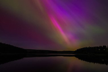 Kuzey Işıkları Yorkshire üzerinde Langsett Rezervuarı, Barnsley, Birleşik Krallık, 10 Mayıs 2024 