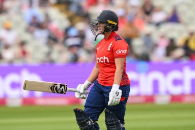 İngiltere 'den Danielle Gibson, Pakistan' dan Waheeda Akhtar 'ın 1. T20 Uluslararası karşılaşmasında Pakistan' dan Sidra Amin tarafından yakalandı. İngiltere, 11 Mayıs 2024 'te Edgbaston, Birmingham, Birleşik Krallık' ta Pakistan 'lı kadınlara karşı. 