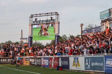 St. Helens, St. Helens 'li Sione Matautia' nın 11. Betfred Süper Lig karşılaşmasında Castleford Tigers St. Helens 'e karşı The Mend-A-Hose Jungle, Castleford, İngiltere, 10 Mayıs 2024' te oynanan karşılaşmasında jüri tarafından ödüllendirildiği videoyu izledi. 