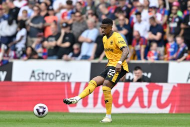 Wolverhampton Wanderers takımından Nlson Semedo, Premier League maçında Wolverhampton Wanderers, Molineux, Wolverhampton, İngiltere 'deki Crystal Palace' a karşı 11 Mayıs 2024 'te pas attı. 