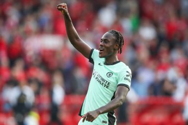 Chelsea 'li Trevoh Chalobah, 11 Mayıs 2024' te Nottingham Forest 'ın Chelsea' ye karşı oynadığı Premier Lig karşılaşmasında takımının kazanmasını kutluyor.