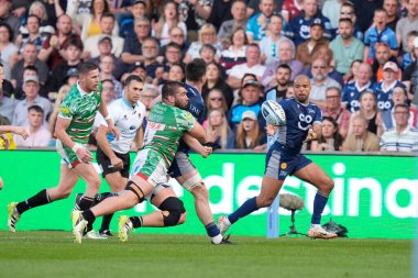 Satış köpekbalığı kanadı Ben Curry topu, Gallagher Premiership maçında Satılık Köpekbalıkları Leicester Tigers 'a karşı Salford Community Stadyumu, Eccles, Birleşik Krallık, 10 Mayıs 2024' te oynanan Satış Köpekbalığı kanadı Tom O 'Flaherty' ye veriyor. 