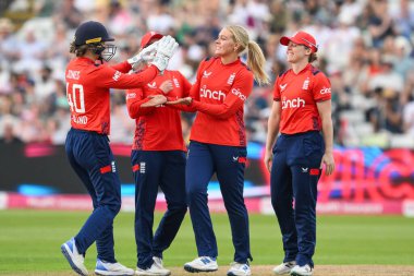 İngiltere 'den Sarah Glenn, 11 Mayıs 2024' te İngiltere 'nin Edgbaston, Birmingham, İngiltere' de kadınlara karşı oynadığı Birinci T20 Uluslararası karşılaşmasında Pakistan 'lı Waheeda Akhtar' ı kutluyor. 