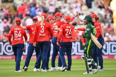 İngiltere 'den Freya Kemp, 11 Mayıs 2024' te İngiltere 'nin Edgbaston, Birmingham, İngiltere' de kadınlara karşı oynadığı 1. T20 Uluslararası maçında İngiliz Lauren Bell 'in attığı top tutuşunu kutluyor. 