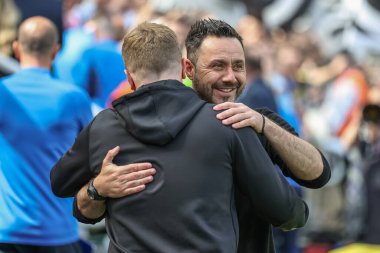 Newcastle United 'ın teknik direktörü Eddie Howe, Brighton & Hove Albion takımının teknik direktörü Roberto De Zerbi' yi Premier League maçı sırasında St. James 's Park, Newcastle, Birleşik Krallık' ta Newcastle United ve Hove Albion maçında kucakladı. 