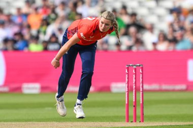 İngiltere 'den Lauren Bell topu 1. T20 Uluslararası karşılaşmasında İngiltere' ye karşı Pakistan 'lı kadınlar Edgbaston, Birmingham, İngiltere' de 11 Mayıs 2024 'te topu teslim ediyor. 