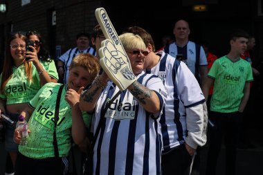 West Bromwich Albion taraftarları, 12 Mayıs 2024 'te İngiltere' nin West Bromwich, West Bromwich, Southampton 'da oynanan yarı final yarı final play-off maçı öncesinde takım koçunun gelmesini bekliyor. 