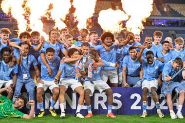 Manchester City, Manchester, İngiltere 'deki Etihad Stadyumu' nda oynanan Manchester City - Leeds United FA Gençlik Kupası final maçında kazandığı galibiyet üzerine Gençlik Kupası 'nı kaldırdı. 