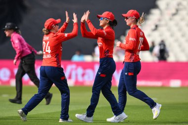 İngiltere 'den Maia Bouchier, 11 Mayıs 2024' te Edgbaston, Birmingham, Birleşik Krallık 'ta oynanan 1. T20 Uluslararası karşılaşmasında Pakistan' lı Nida Dar 'ın yakalanmasını kutluyor. 