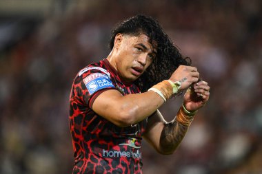 Leigh Leoparları 'ndan Tom Amone, 10 Mayıs 2024' te Leigh Spor Köyü 'nde oynanan 11. Betfred Süper Lig karşılaşmasında saçını düzeltiyor. 