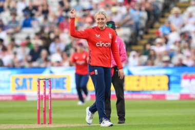 İngiltere 'den Sarah Glenn, 11 Mayıs 2024' te İngiltere 'nin Edgbaston, Birmingham, İngiltere' de kadınlara karşı oynadığı Birinci T20 Uluslararası karşılaşmasında Pakistan 'lı Waheeda Akhtar' ı kutluyor. 