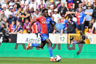 Kristal Saray 'dan Naouirou Ahamada, Premier Lig karşılaşması sırasında Wolverhampton Wanderers, Molineux, Wolverhampton, İngiltere' deki Crystal Palace 'a karşı 11 Mayıs 2024' te topla ilerliyor. 