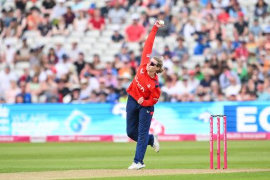 İngiltere 'den Charlie Dean, 11 Mayıs 2024' te İngiltere 'nin Pakistan' a karşı Edgbaston, Birmingham 'da oynanan 1. 