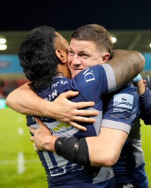 Satış köpekbalıkları tam geri Sam James kucaklaşması Satış köpekbalığı merkezi Manu Tuilagi Gallagher Premiership maçında her iki oyuncu da son maçlarını oynadıktan sonra Salford Stadyumu, Eccles, İngiltere, 10 Mayıs 2024 'te Sharks - Leicester Tigers maçında 