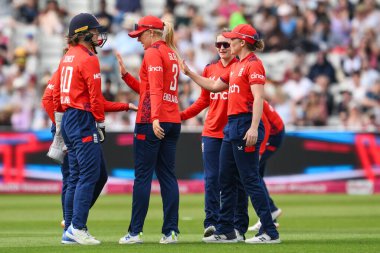 İngiltere 'den Charlie Dean Pakistan' dan Sadaf Shamas 'ın kalesini alan 11 Mayıs 2024 tarihinde İngiltere' nin Edgbaston, Birmingham, Birleşik Krallık 'ta Pakistan' lı kadınlara karşı oynadığı 1. 