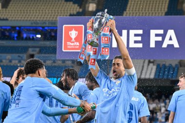 Manchester City 'den Jahmai Simpson-Pusey, 10 Mayıs 2024 tarihinde Etihad Stadyumu' nda Manchester City ile Leeds United arasındaki FA Gençlik Kupası final maçında kazandığı zaferin ardından FA Gençlik Kupası 'nı kaldırdı. 