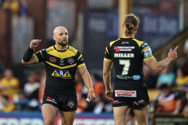 Castleford Tigers 'dan Paul McShane, Castleford Tigers' dan Jacob Miller ile konuşuyor. 11. Betfred Süper Lig karşılaşmasında Castleford Tigers St. Helens 'e karşı. The Mend-A-Hose Jungle, Castleford, İngiltere, 10 Mayıs 2024 