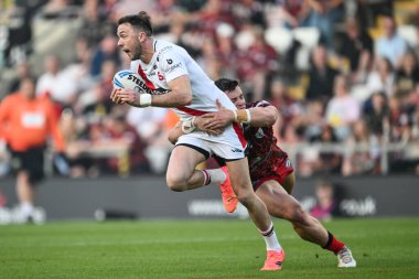 Salford Red Devils 'ten Ryan Brierley, Leigh Leopards' dan Kai ODonnell tarafından oynanan 11. Betfred Süper Lig karşılaşmasında Leigh Leopards ve Salford Red Devils arasında oynanan Leigh Spor Köyü, Leigh, İngiltere, 10 Mayıs 2024 