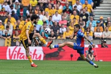 Wolverhampton Wanderers takımından Rayan At-Nouri ve Crystal Palace 'dan Daniel Muoz Premier League maçında Wolverhampton Wanderers, Molineux, Wolverhampton' da Crystal Palace 'a karşı, 11 Mayıs 2024 
