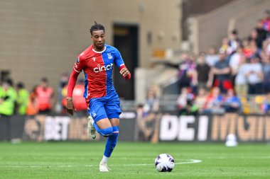 Kristal Saray 'dan Michael Olise, Premier Lig maçı sırasında Wolverhampton Wanderers, Molineux, Wolverhampton, İngiltere' de Crystal Palace 'a karşı 11 Mayıs 2024' te topu ileri attı. 