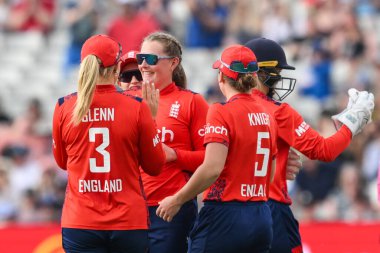 İngiltere 'den Sophie Ecclestone, 11 Mayıs 2024' te İngiltere 'nin Edgbaston, Birmingham, İngiltere' de kadınlara karşı oynadığı 1. 