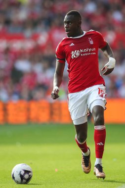 Nottingham Ormanı 'ndan Moussa Niakhat Premier Lig maçı sırasında Nottingham Forest Chelsea' ye karşı City Ground, Nottingham, İngiltere 'de 11 Mayıs 2024' te top ile ilerliyor.